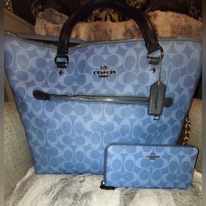 FLASH SALE TIL 11!Coach Denim Signature Gallery Tote w/Matching wallet set